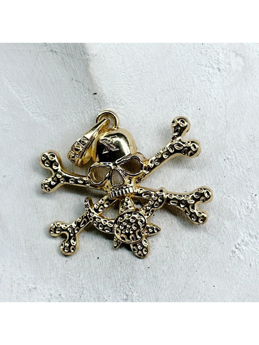 2530mc. Goldtone Large Pirate Pendant
